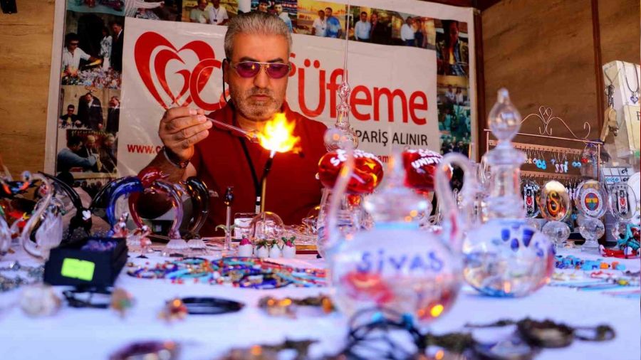 Nefes ile ateş birleşiyor, camlar sanata dönüşüyor