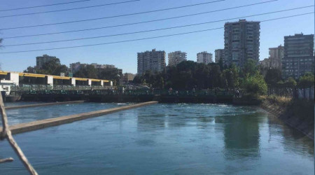 Nehre giren iki genç kayboldu