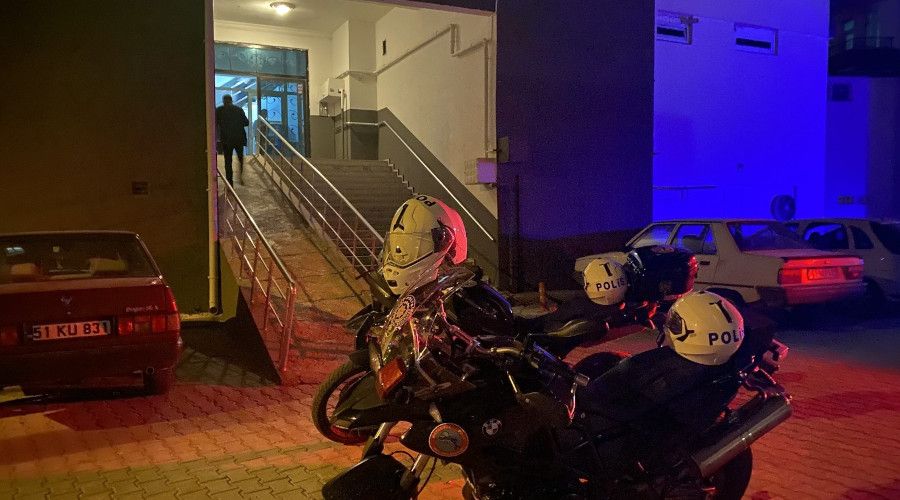 Ni�de'de k�z arkada��n� vurdu, hastaneye b�rak�p ka�t�