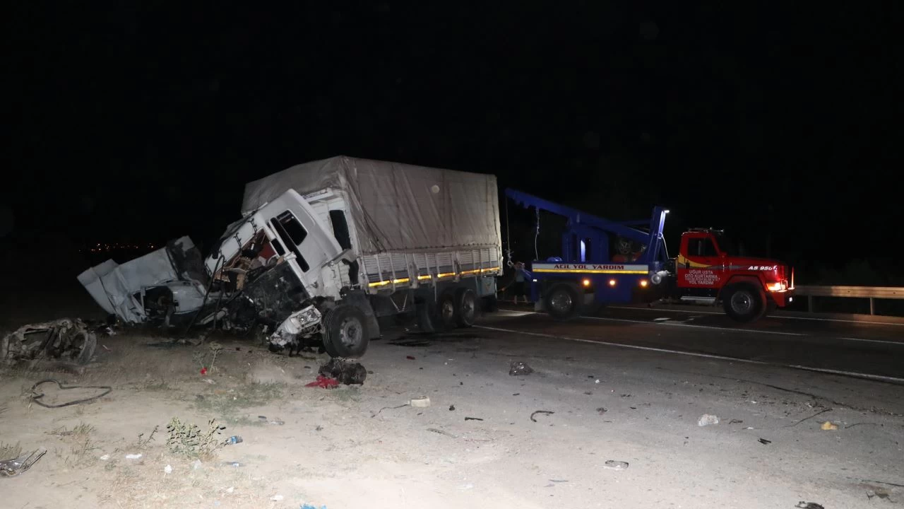 Niğde'de zincirleme trafik kazasında aynı aileden 3 kişi yaşamını yitirdi