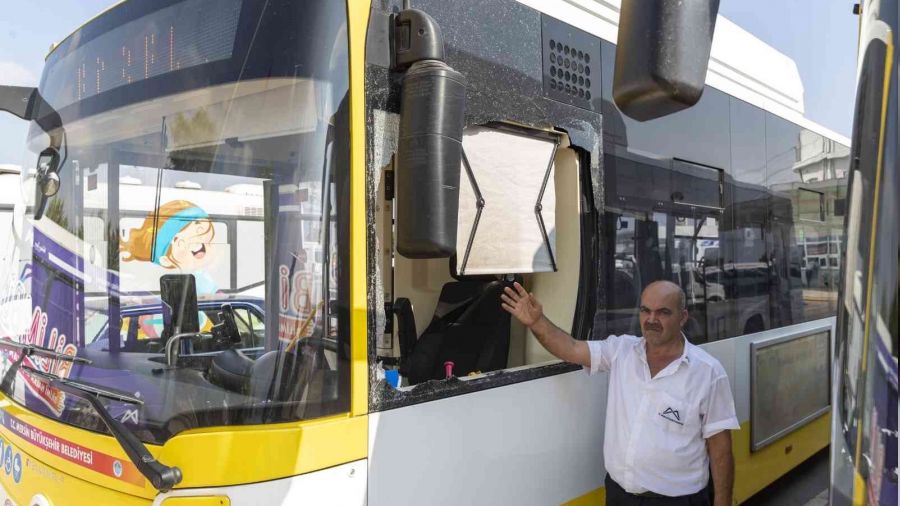 Öfkeli yolcu, otobüse saldırdı