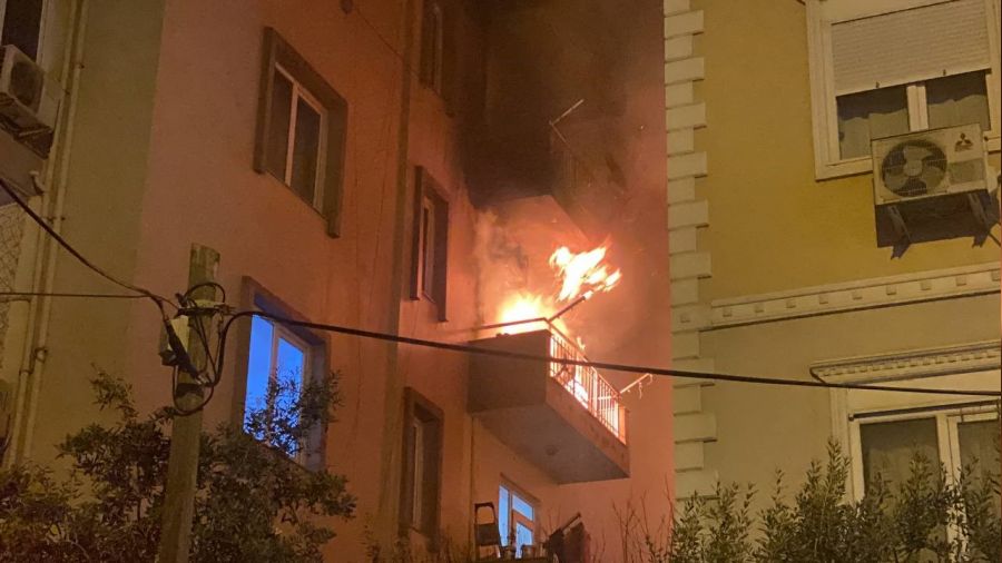 �fkesini evinden ��kard�: Oturdu�u daireyi ate�e verip ka�t�