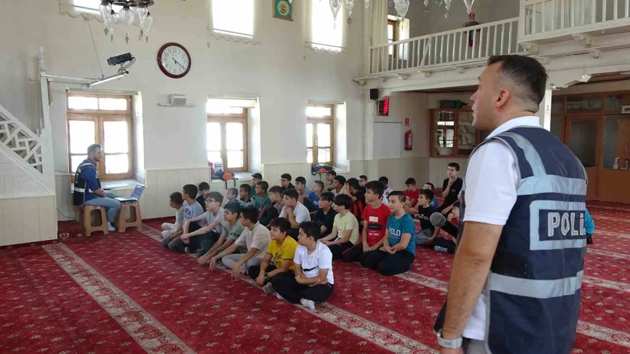 Öğrencilere akran zorbalığı ve siber suçlar hakkında eğitim