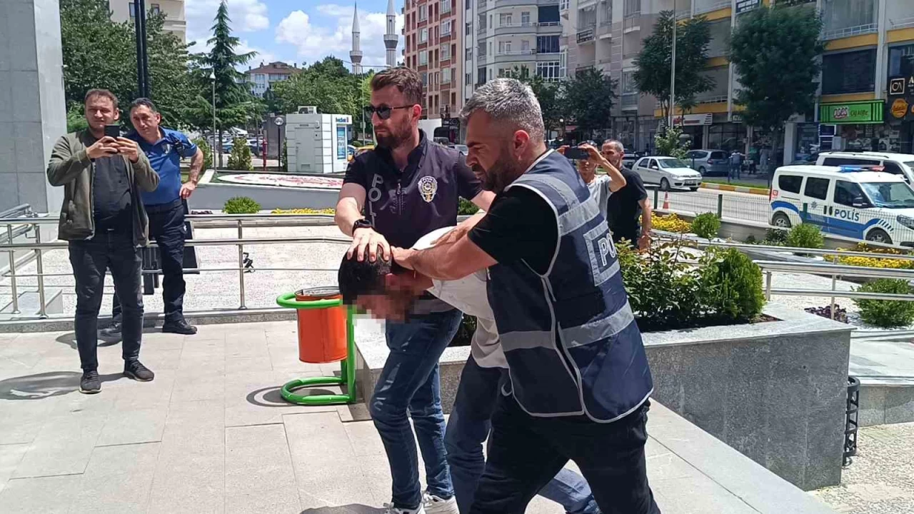 Okul müdürünü zincirle darp eden şahıs serbest bırakıldı