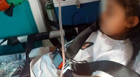 Okulda parmağı sıraya sıkışan küçük Zeynep'in parmağı kesildi
