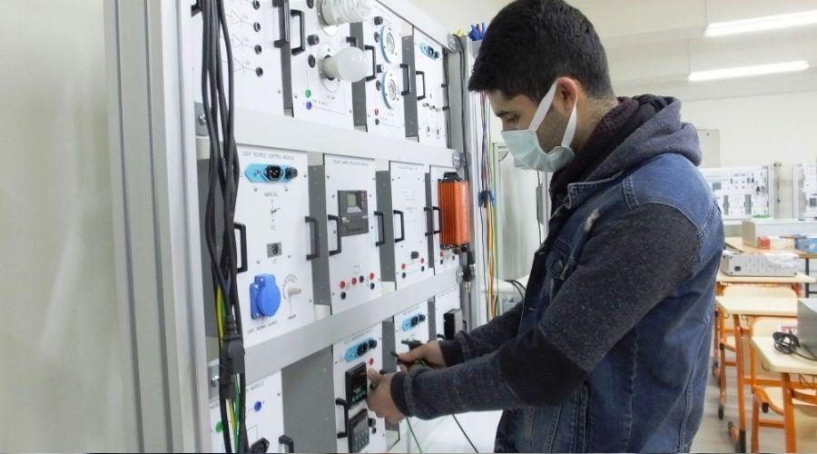 Okulun elektri�ini kar��lay�p, fazlas�n� sat�yorlar