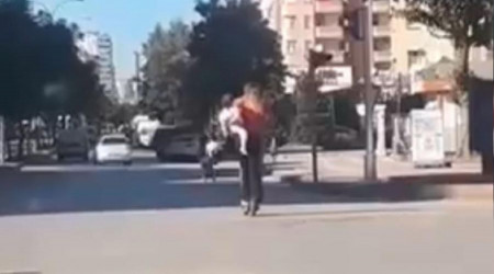 Ölümlere neden olan scooterda bebeğini taşıdı