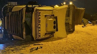 Osmaniye'de mısır yüklü kamyon devrildi: 1 yaralı