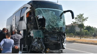 Otobüs, kamyonete bindirdi, bir kişi öldü