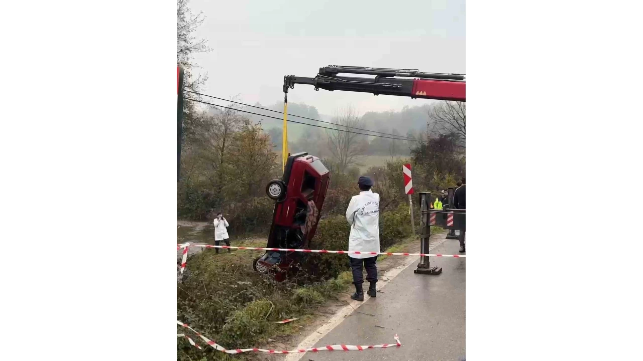 Otomobil dereye uçtu: 2 ölü, 1 yaralı