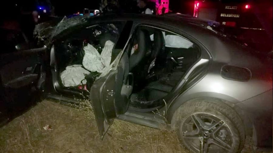 Otomobil ile kamyon �arp��t�: 1 �l�, 3 yaral�