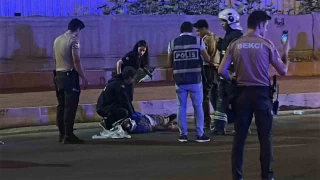 Otomobil, kaldrmda yryen yayalara arpt: 3 l, 3 yaral