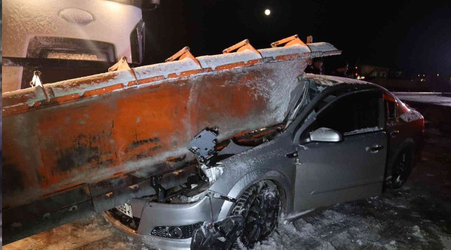 Otomobil kar k�reme arac�n�n b��a��na ok gibi sapland�: 2 yaral�