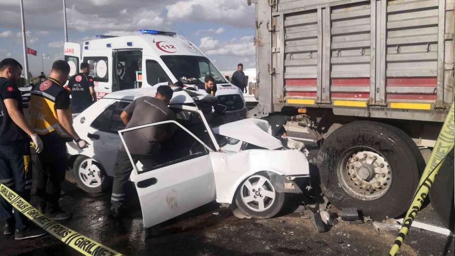 Otomobil tıra arkadan çarptı: 2 ölü