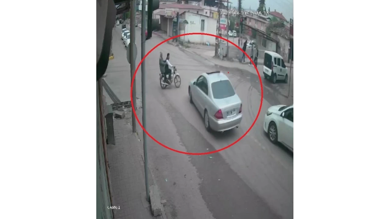 Otomobille �arp��an motosikletteki 2 ki�i metrelerce havaya u�tu