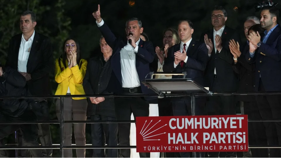 Özgür Özel, CHP Genel Merkezi önünde toplananlara seslendi