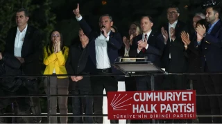 Özgür Özel, CHP Genel Merkezi önünde toplananlara seslendi