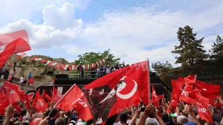 �zg�r �zel, �rg�p'te vatanda�lara hitap etti