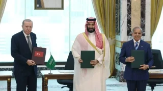 Pakistan Dışişleri Bakanlığı, Türkiye ve Suudi Arabistan ile imzalanan Mekke Ortak Savunma Anlaşması kapsamında Mekke Savunma İttifakı'nın ilk genel sekreterini belirlediğini açıkladı
