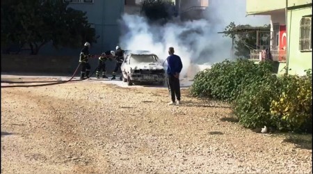 Park halindeki otomobil alev alev yandı