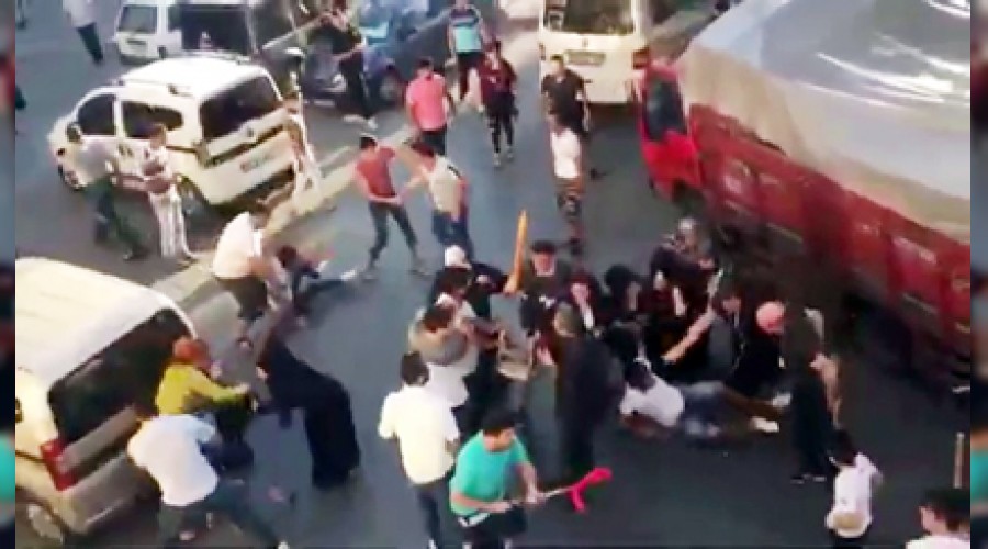 Park kavgas�nda iki grup birbirine girdi