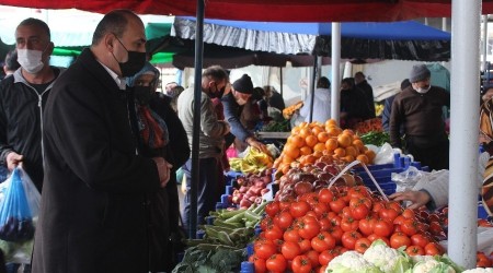 Pazaryerinde ürünler tezgahta kalıyor