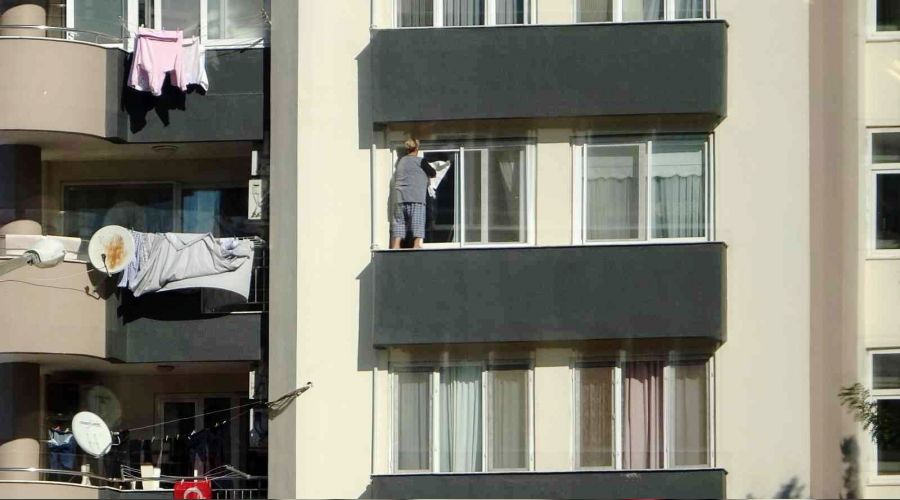 Pencerede �l�m�ne temizlik