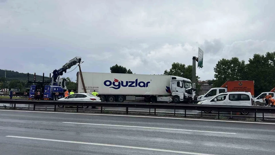 Pendik TEM otoyolunda t�r bariyerlere �arpt�