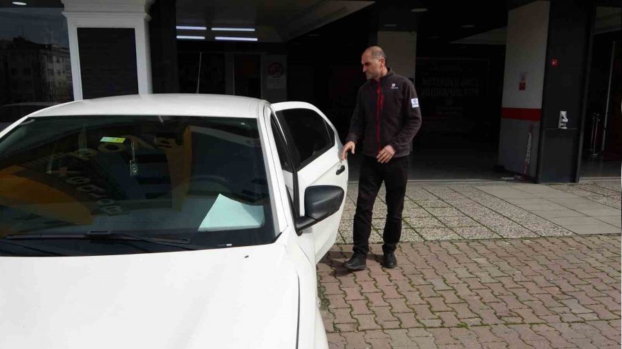 Pendik'te al�c� ile sat�c�n�n ekspertiz kavgas�: Otomobilin lastiklerini kesti