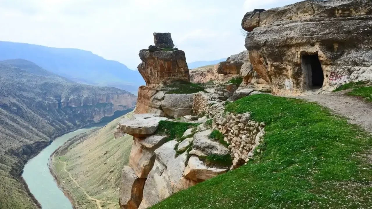 Rasıl Hacar (Delikli Taş): Doğanın şaheseri