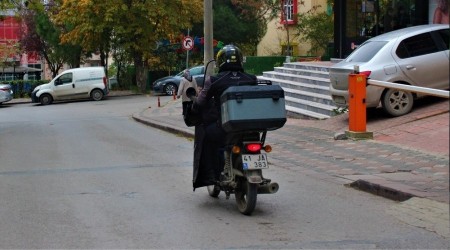 Restoranlar motorlu kurye bulmakta glk ekiyor