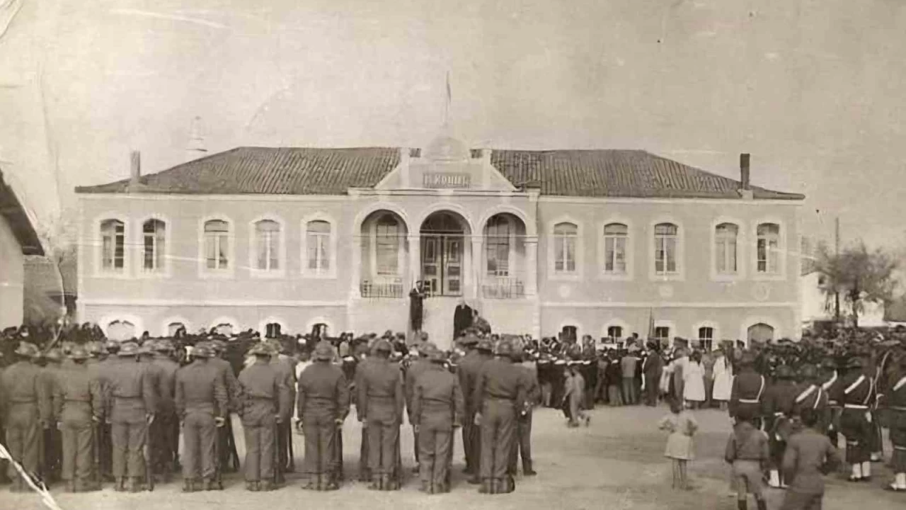 Restore edilen 114 y�ll�k tarihi okul yeniden kap�lar�n� a��yor