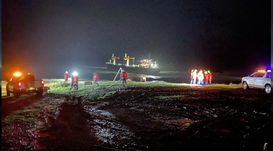 Riva açıklarında kargo gemisi karaya oturdu