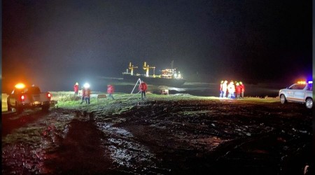 Riva açıklarında kargo gemisi karaya oturdu