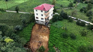 Rize'de korkutan heyelan: "E�im 'Ev gidiyor' diye beni kald�rd�"