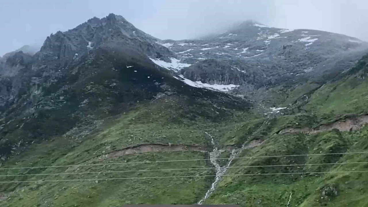 Rize'nin Kavrun Yaylası Haziran ayında beyaza büründü