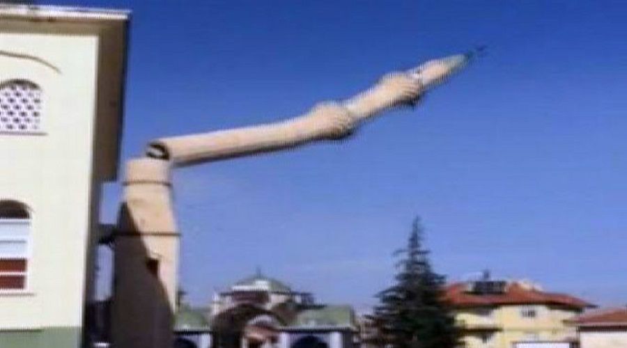 Rüzgar minareyi yıktı