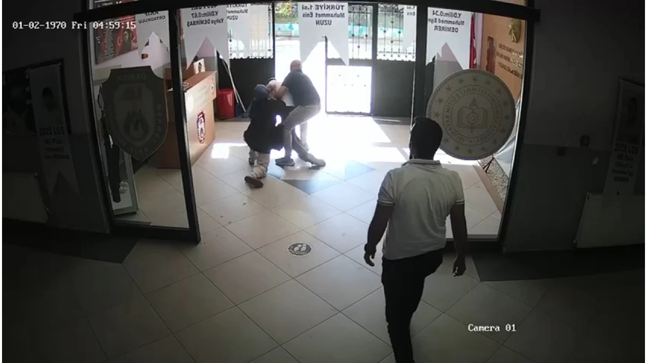 Sahte beyan ile i�lem yapmak istedi, okul idaresine b��akla sald�rd�