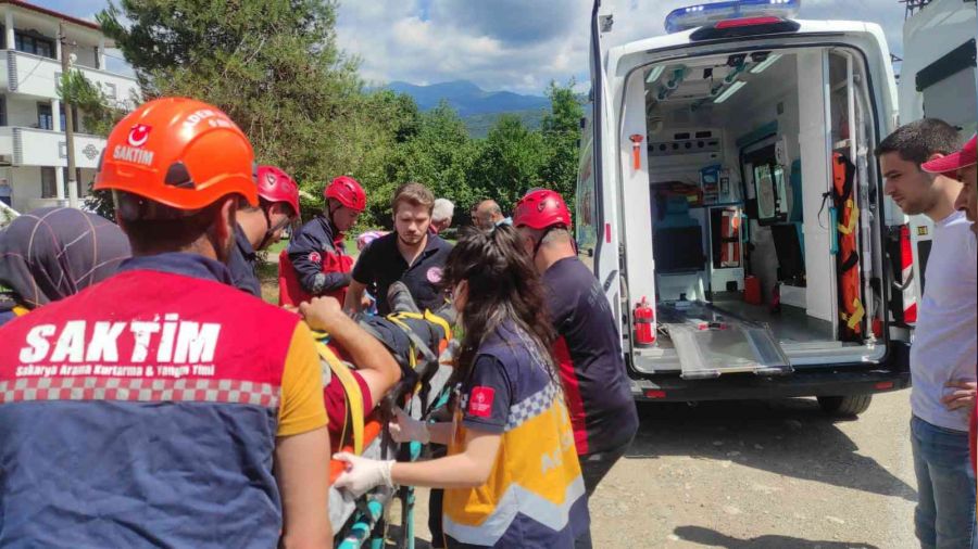 Sakarya'da otomobil �arampole yuvarland�: 6 yaral�