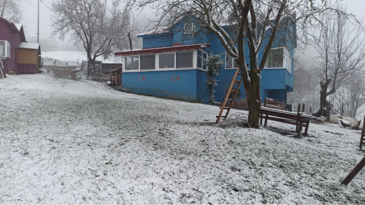 Sakarya'n�n y�ksek kesimleri beyaza b�r�nd�