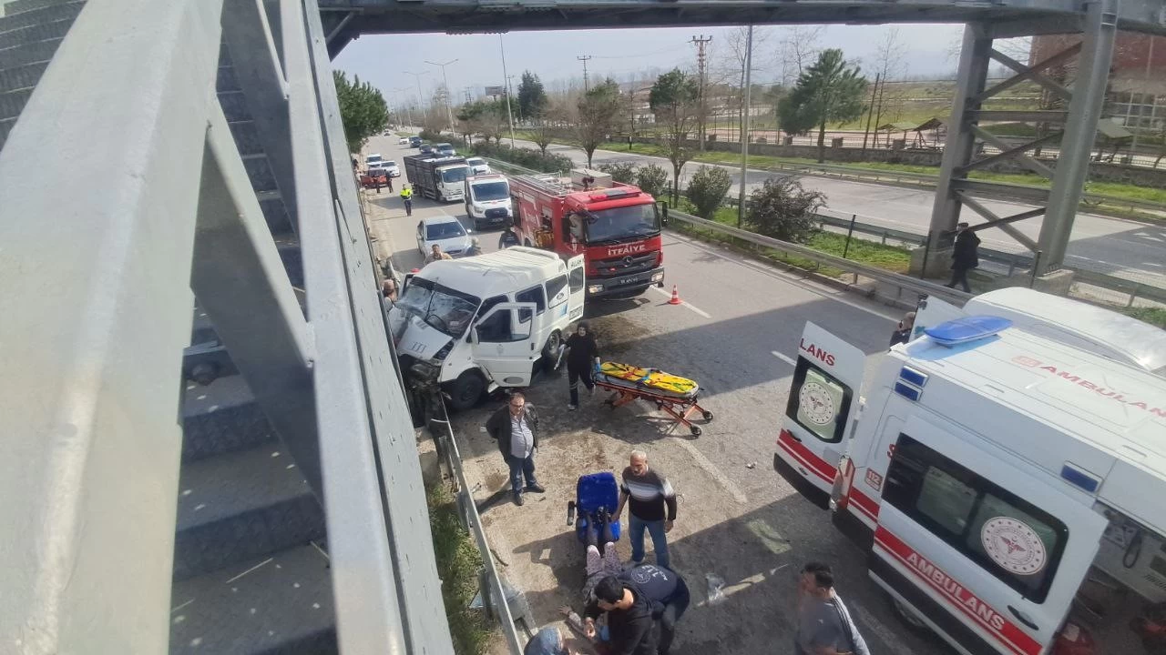 Samsun'da minib�s �st ge�idin dire�ine �arpt�: 7 yaral�