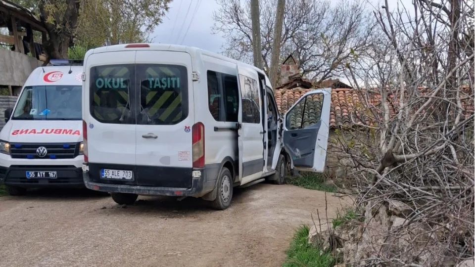 Samsun'da ��renci servisi dire�e �arpt�: 12 yaral�