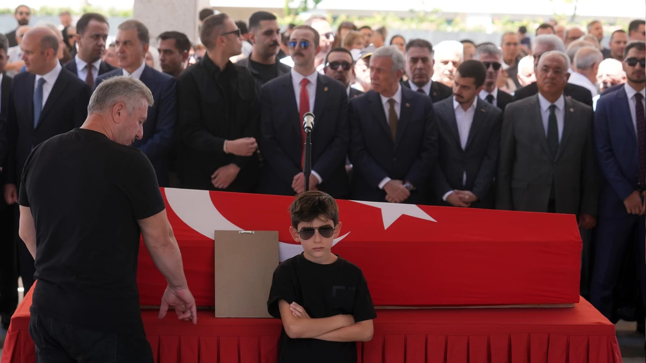 Sanatçı Kenan Işık, Ankara'da son yolculuğuna uğurlandı