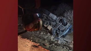 Şanlıurfa'da devrilen tırın sürücüsü hayatını kaybetti