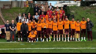 Sar-krmzl taraftarlar futbolcularla bulutu