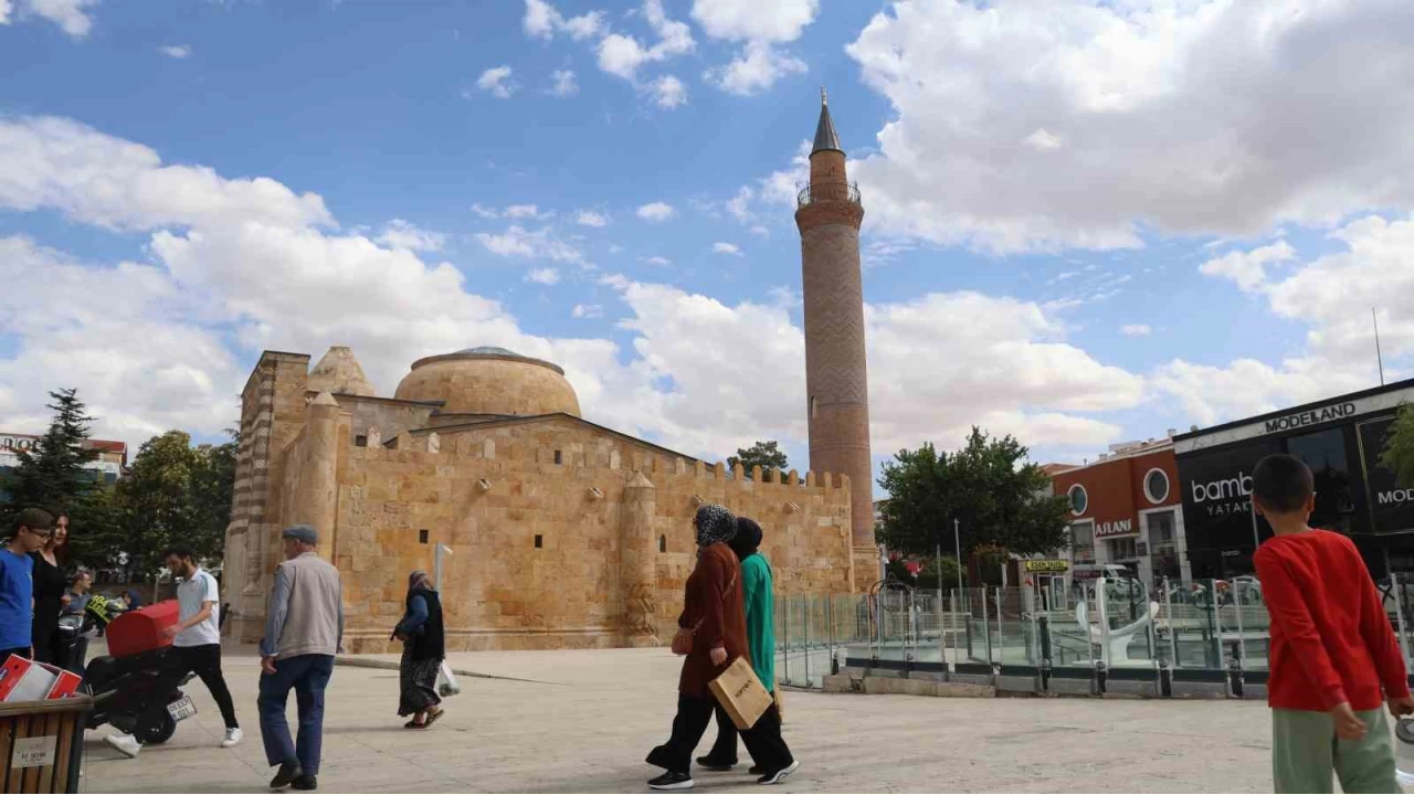 �ehrin ortas�nda 754 y�ll�k tarihi yap� dimdik ayakta duruyor