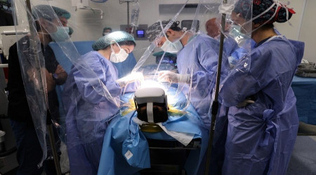Ses telleri felç olan sanatçı şarkı söylerken ameliyat edildi