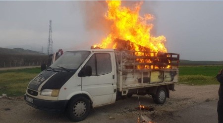Seyir halindeki kamyonetin kasasındaki eşyalar alev aldı