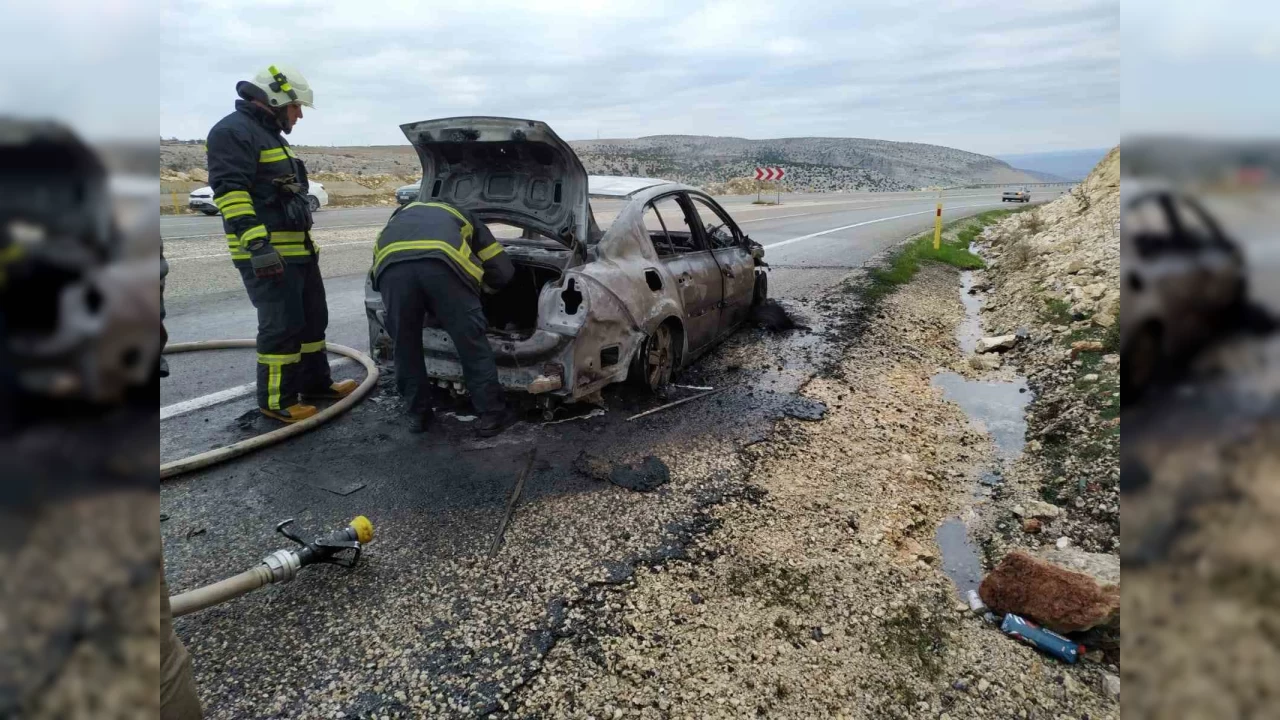 Seyir halindeki otomobil yand�