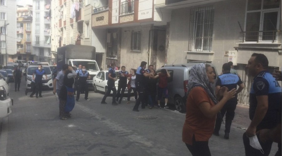 Seyyar satıcılar ile zabıta birbirine girdi